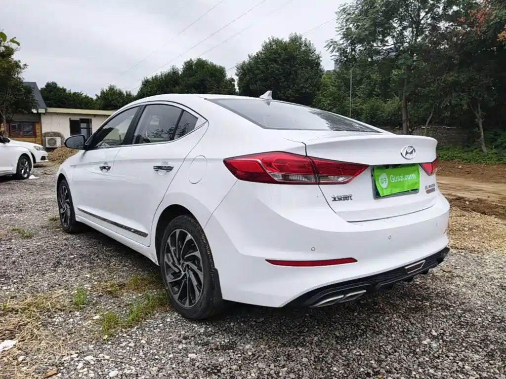 Hyundai Elantra — фото 5
