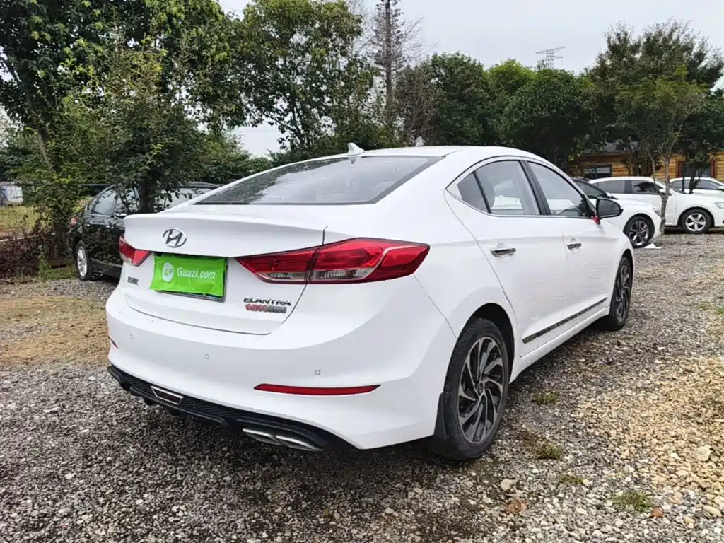 Hyundai Elantra — фото 7