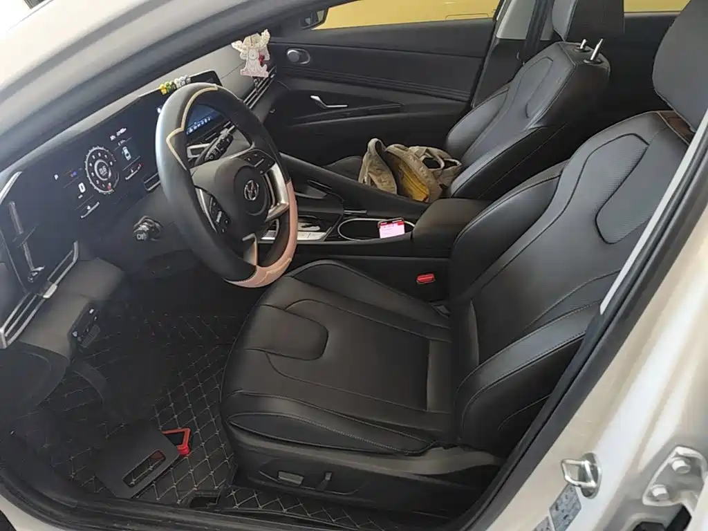 Hyundai Elantra — фото 15