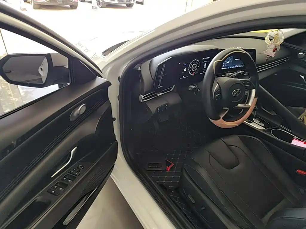Hyundai Elantra — фото 16