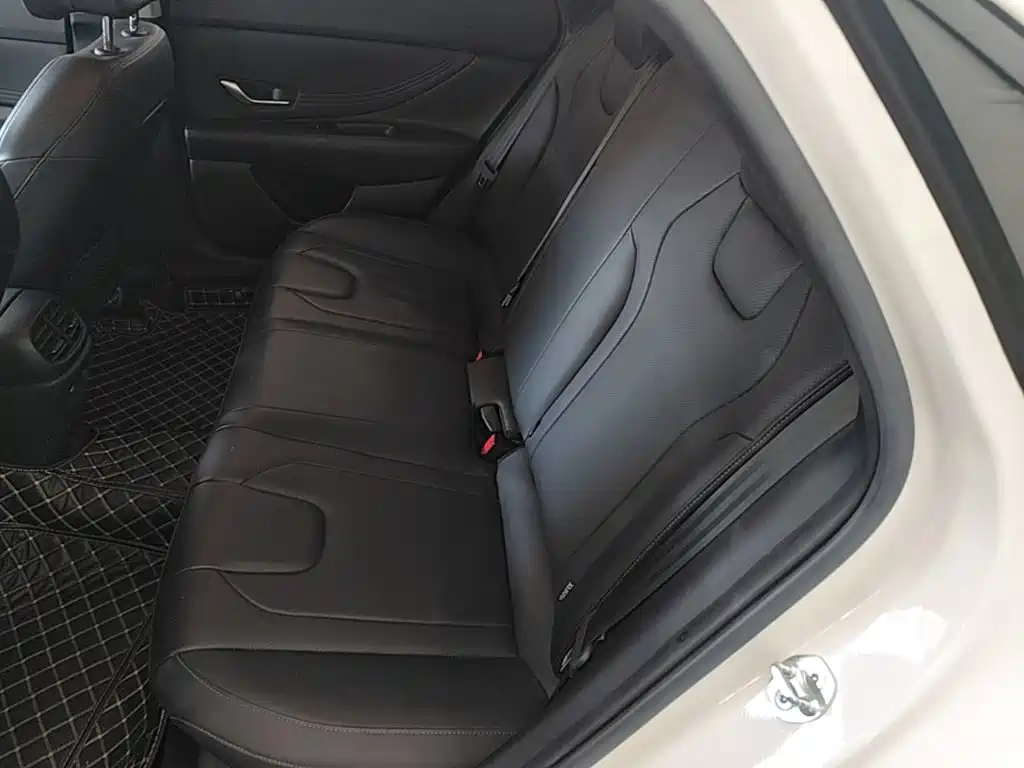 Hyundai Elantra — фото 17