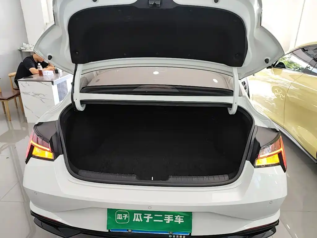 Hyundai Elantra — фото 19