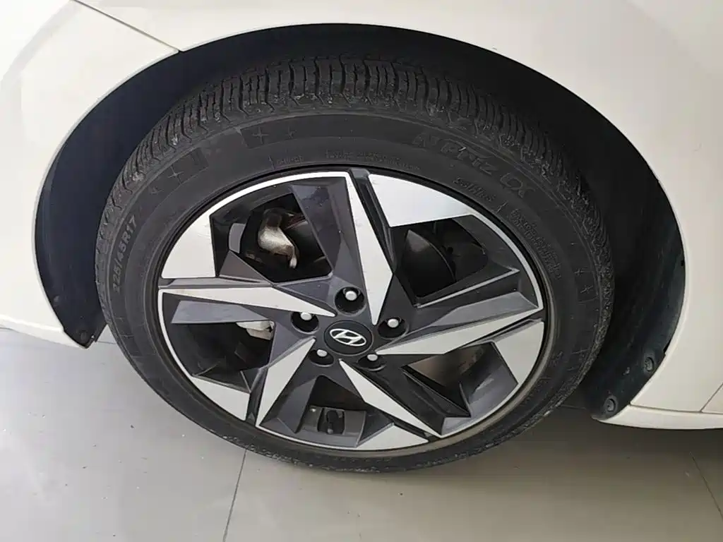 Hyundai Elantra — фото 23