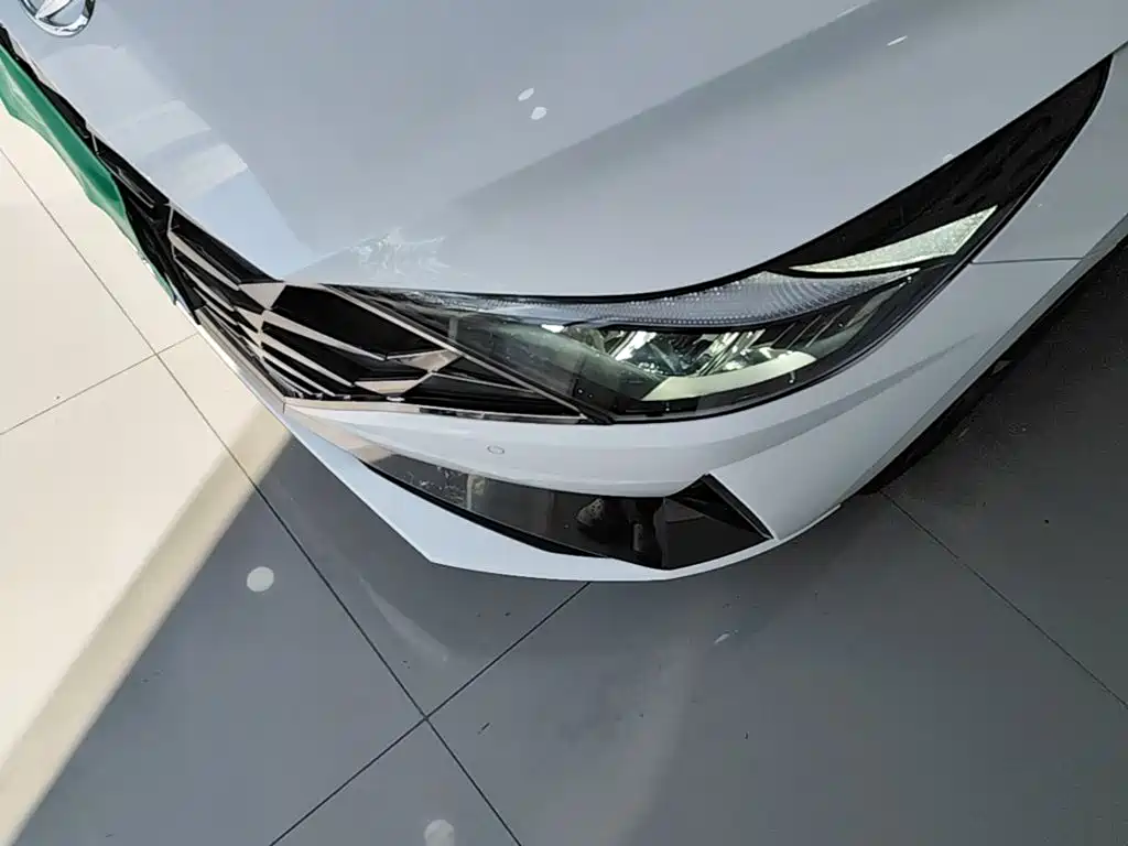 Hyundai Elantra — фото 24