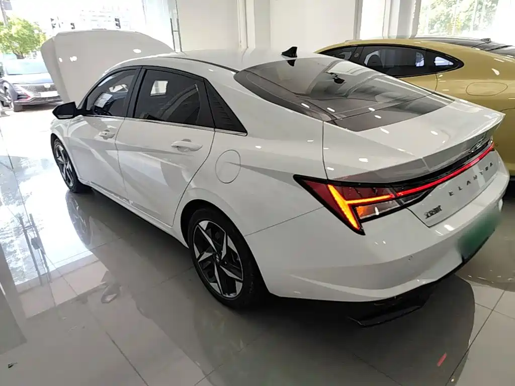 Hyundai Elantra — фото 5