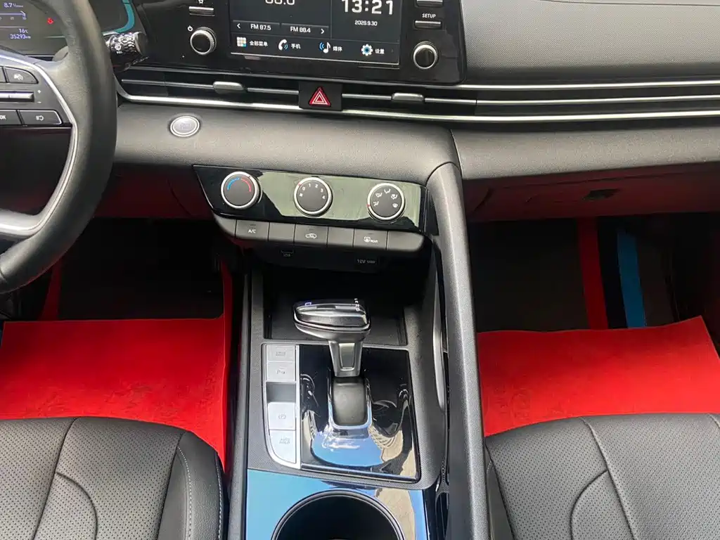 Hyundai Elantra — фото 11