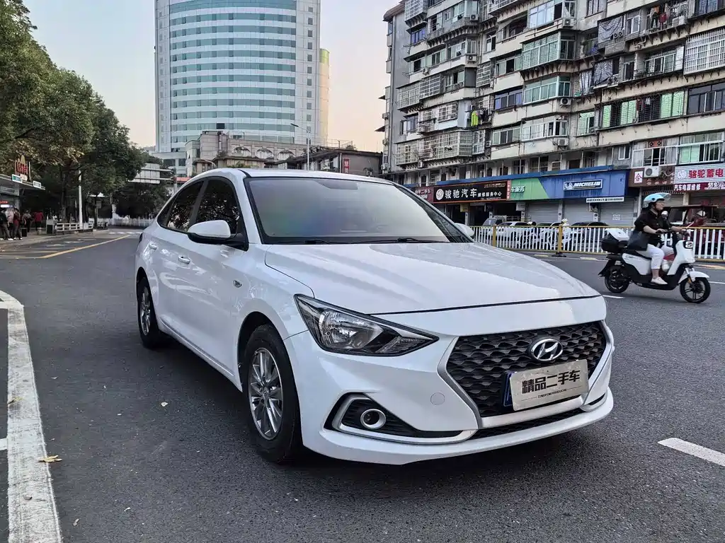 Hyundai Elantra — фото 2