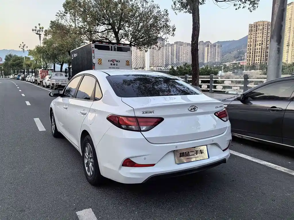 Hyundai Elantra — фото 3
