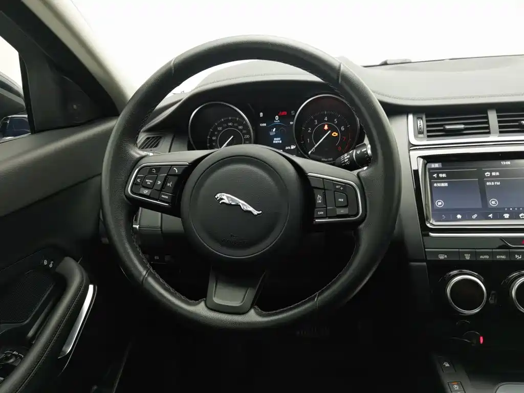 Jaguar E-PACE — фото 11