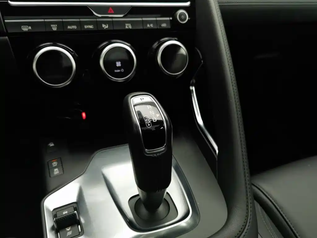 Jaguar E-PACE — фото 13