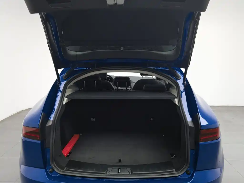 Jaguar E-PACE — фото 16