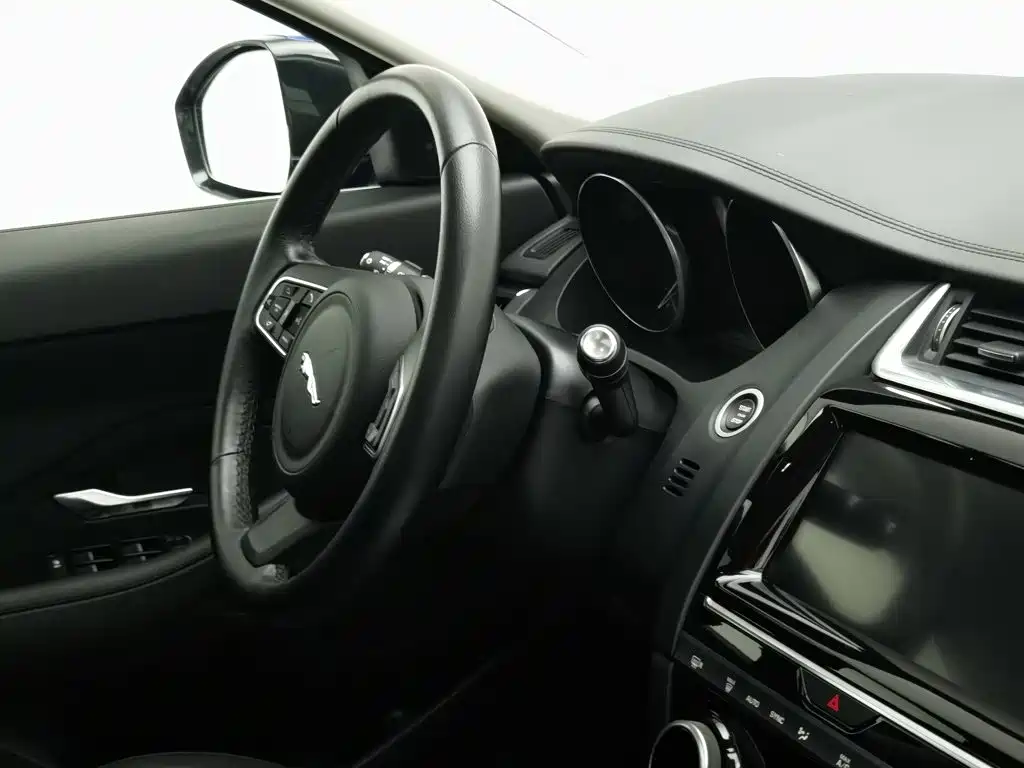 Jaguar E-PACE — фото 22