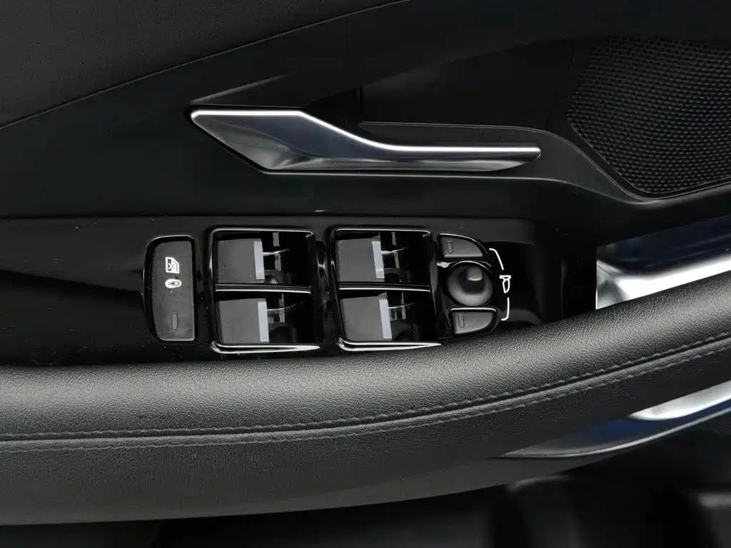 Jaguar E-PACE — фото 9