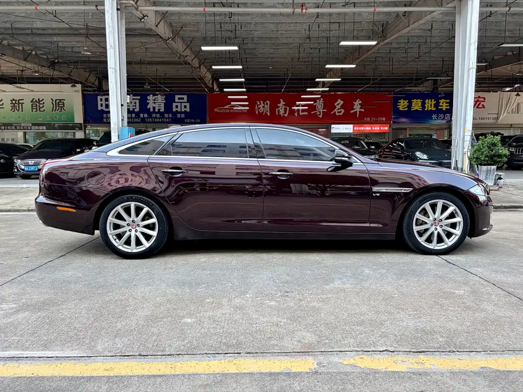 Jaguar XJ — фото 16