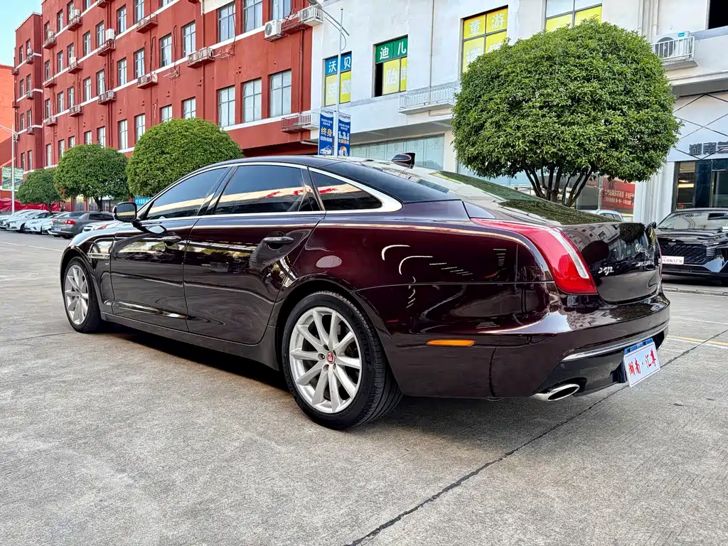 Jaguar XJ — фото 19