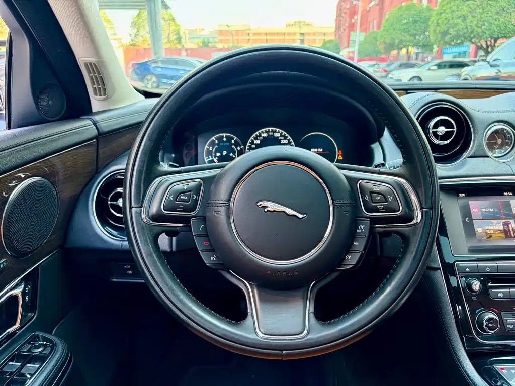 Jaguar XJ — фото 6