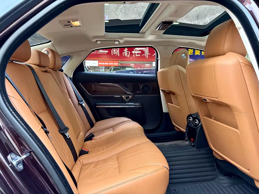 Jaguar XJ — фото 10