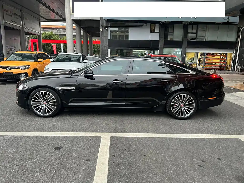 Jaguar XJ — фото 13