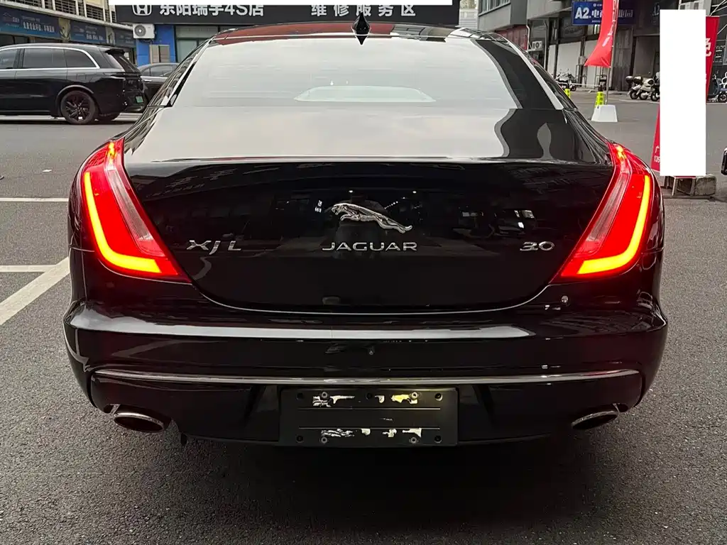 Jaguar XJ — фото 15