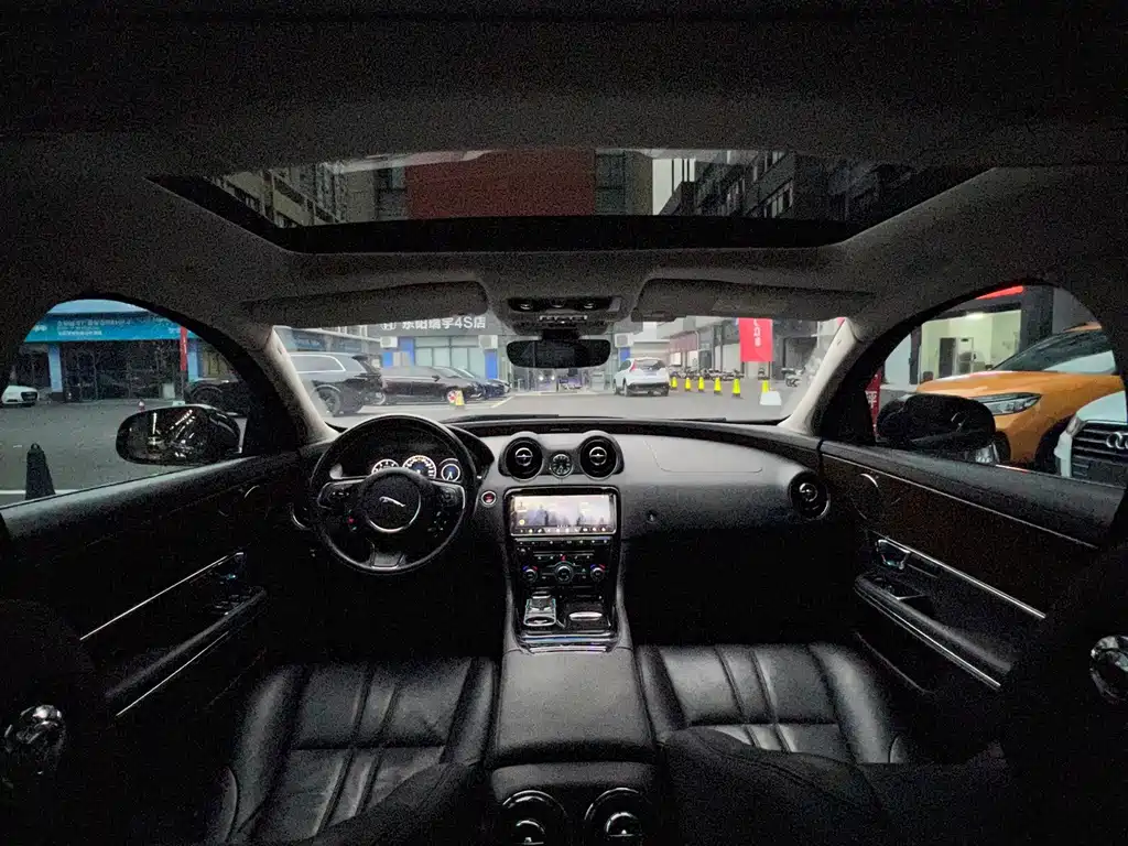 Jaguar XJ — фото 9
