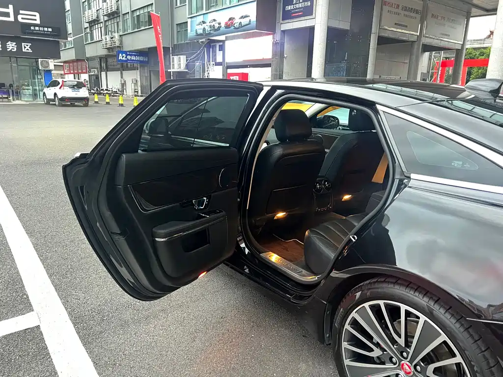 Jaguar XJ — фото 10
