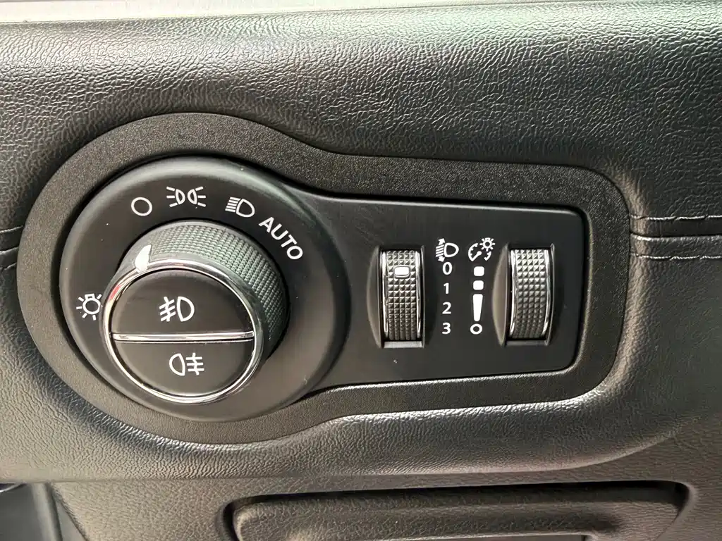Jeep Commander — фото 17