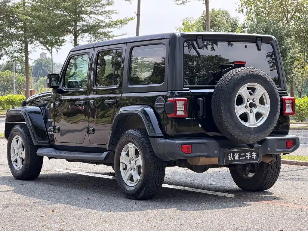 Jeep Wrangler — фото 7