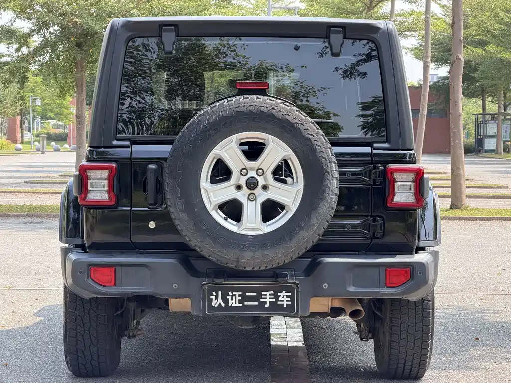 Jeep Wrangler — фото 8