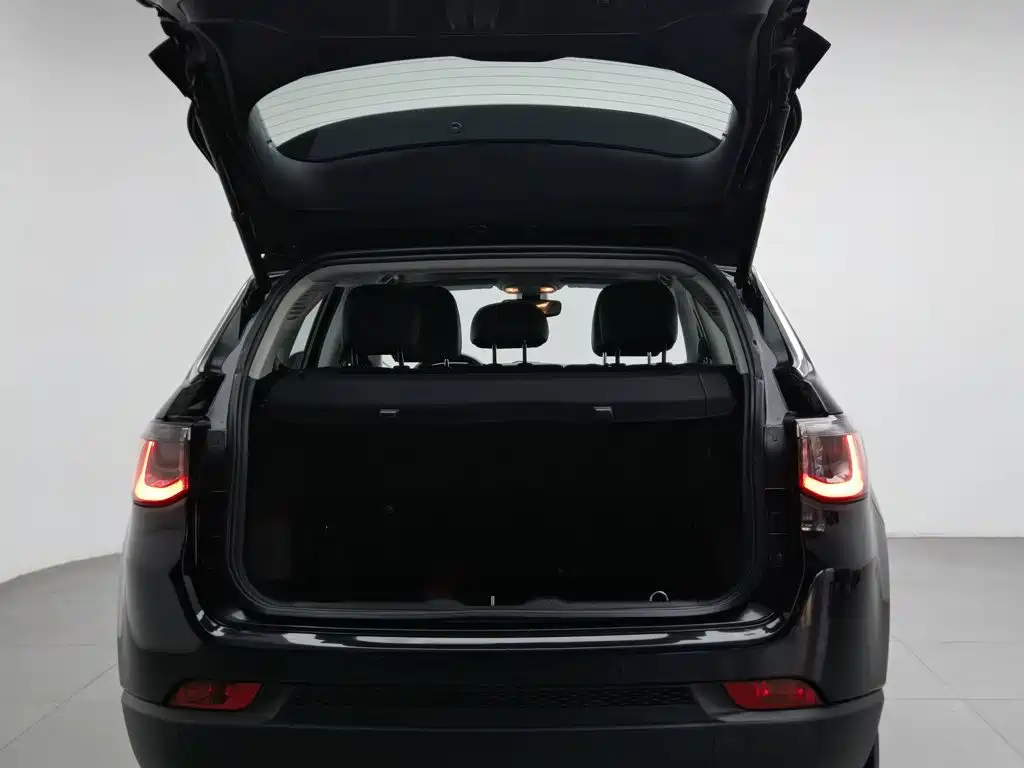 Jeep Compass — фото 16