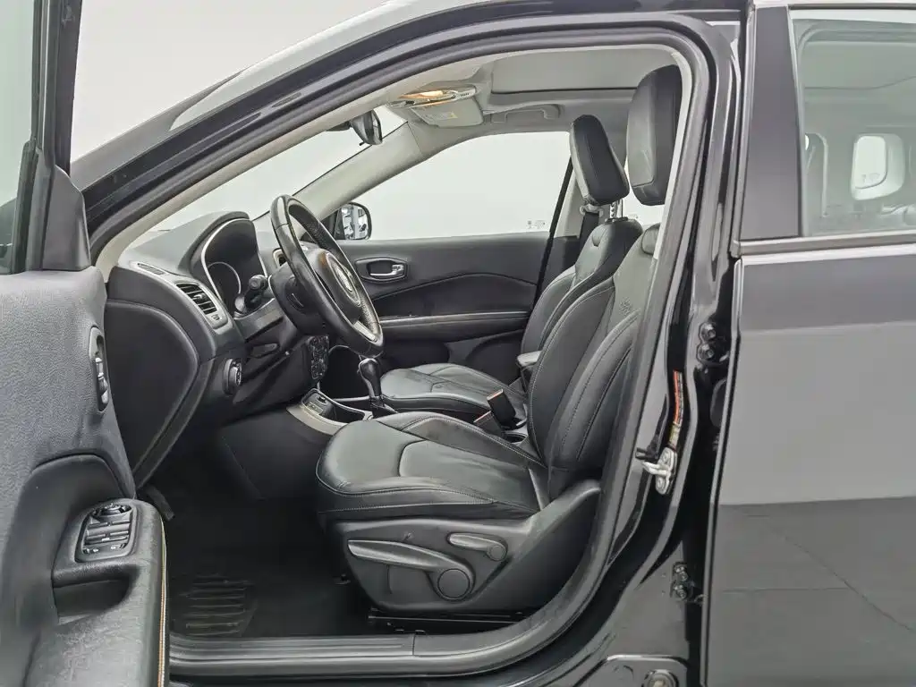 Jeep Compass — фото 10