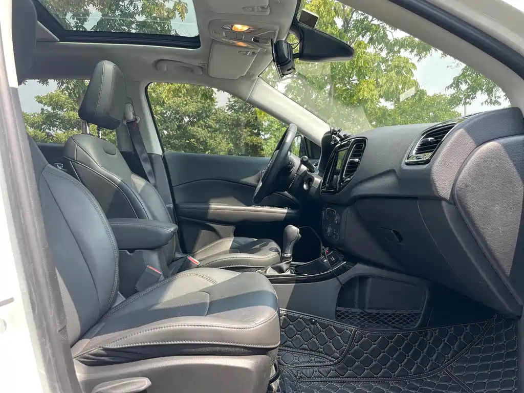 Jeep Compass — фото 15