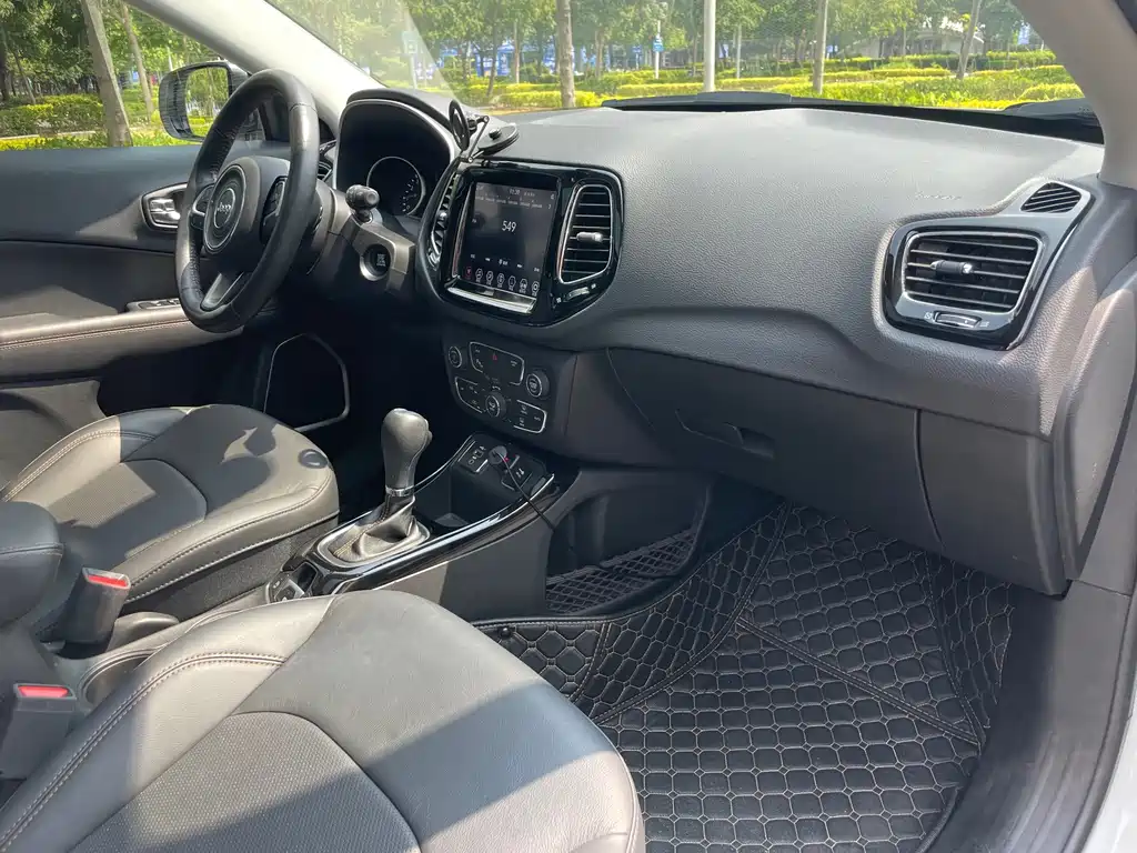 Jeep Compass — фото 16