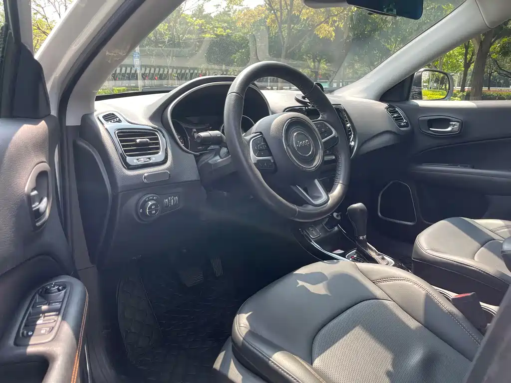 Jeep Compass — фото 17