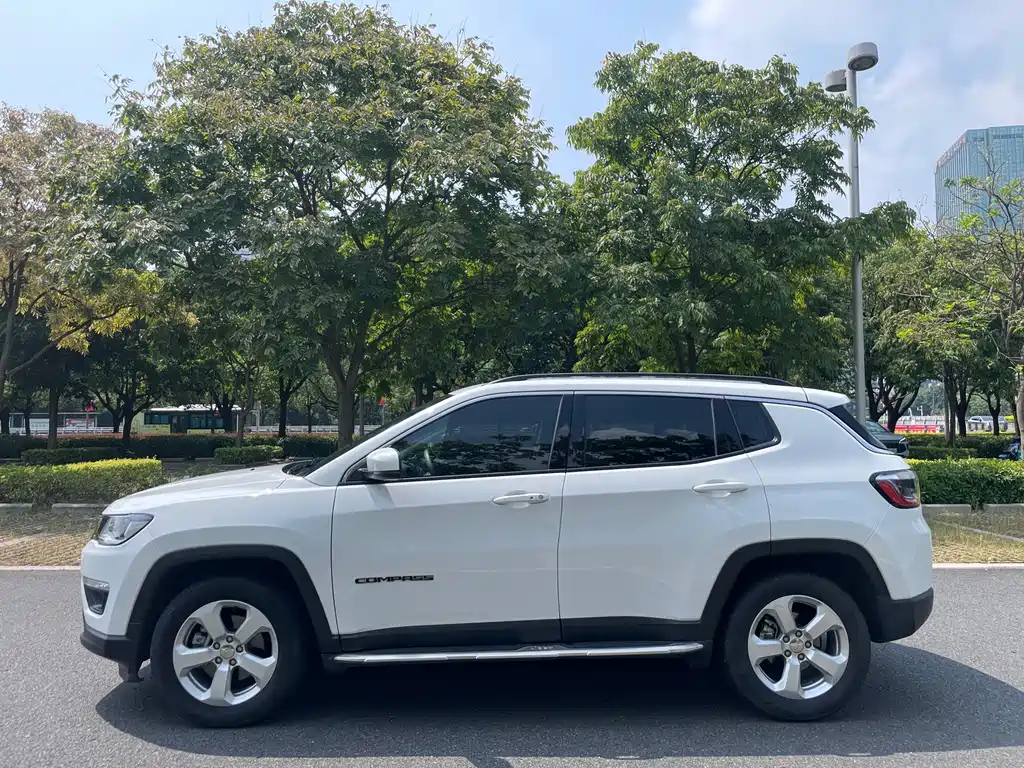 Jeep Compass — фото 10