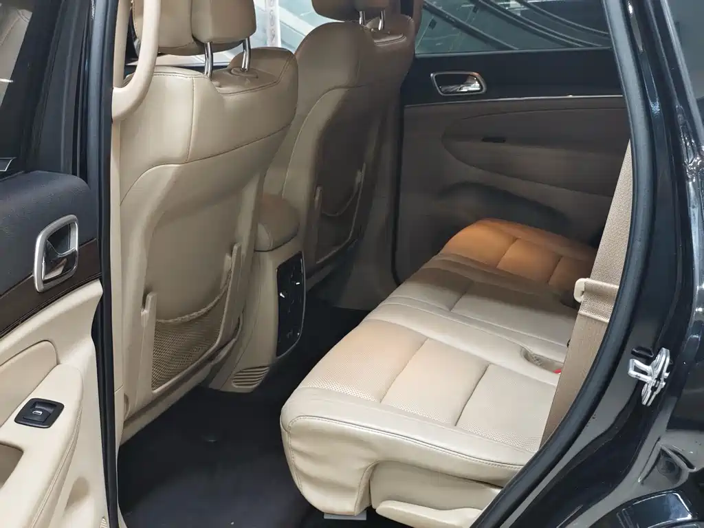 Jeep Grand Cherokee (Import) — фото 11