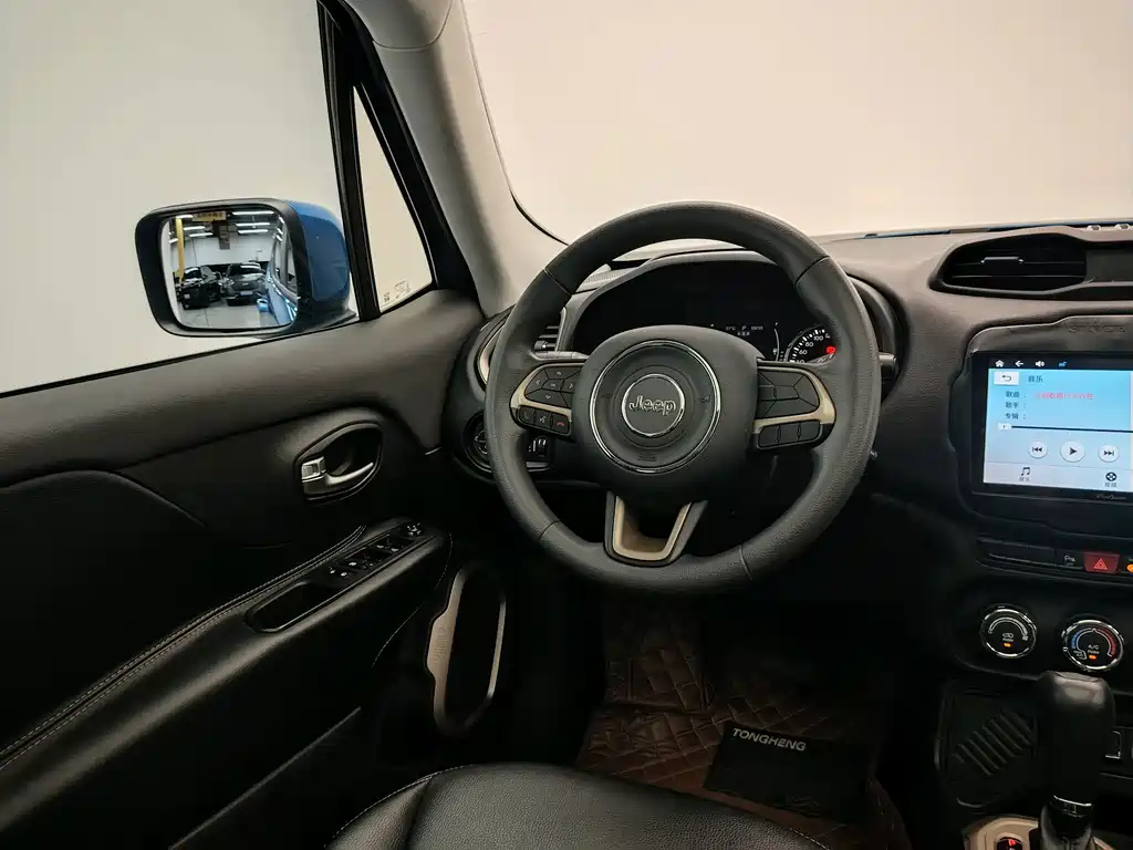Jeep Renegade — фото 11