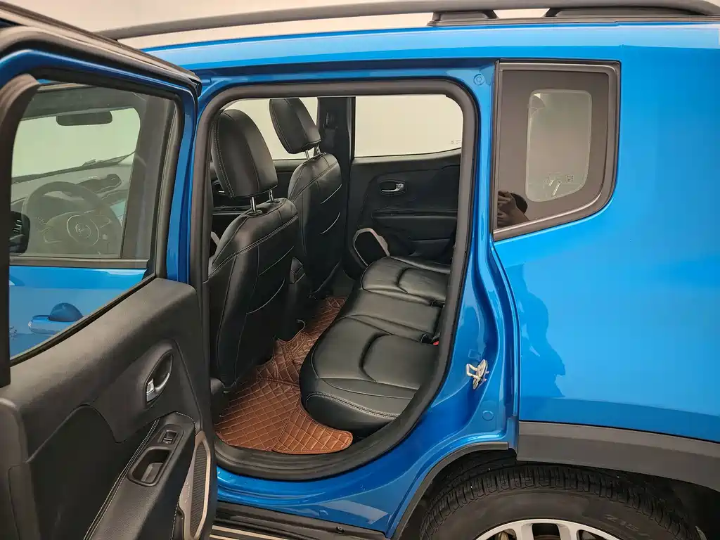 Jeep Renegade — фото 13
