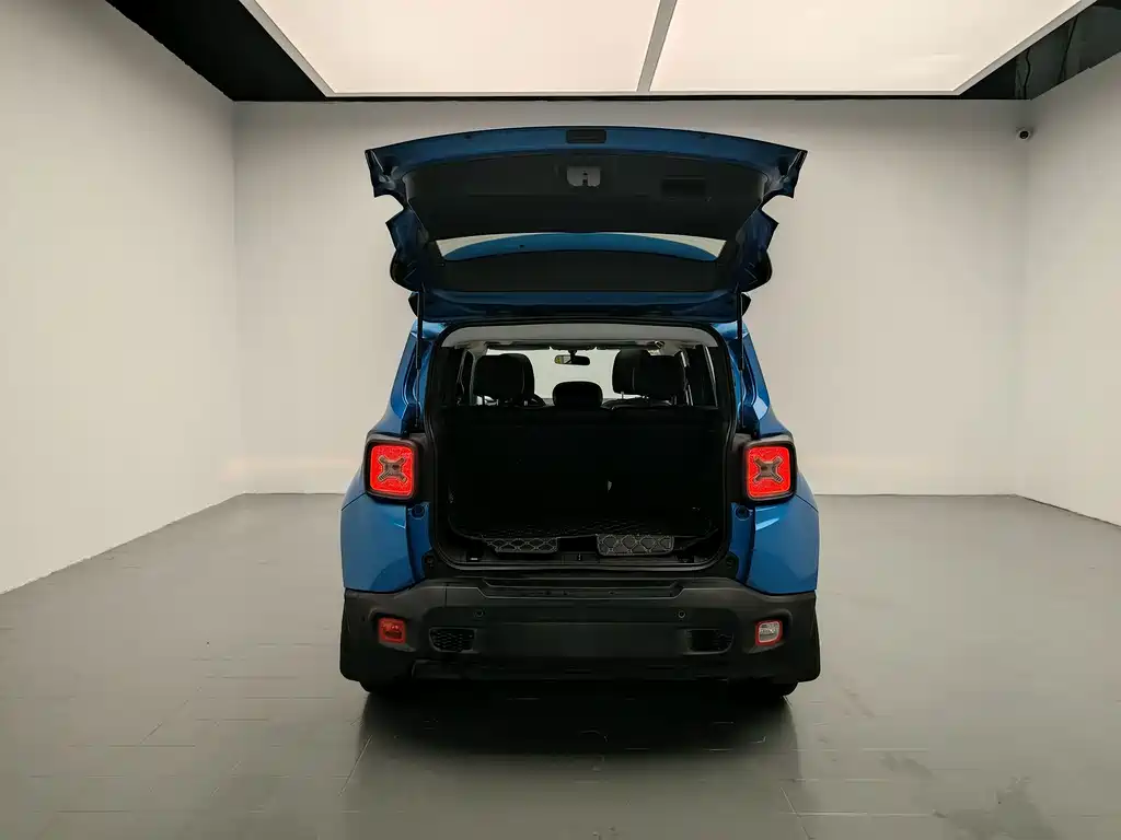Jeep Renegade — фото 15