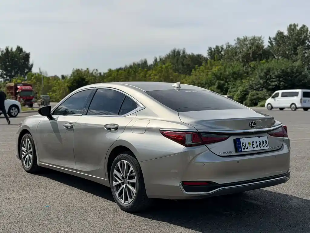 Lexus ES — фото 9