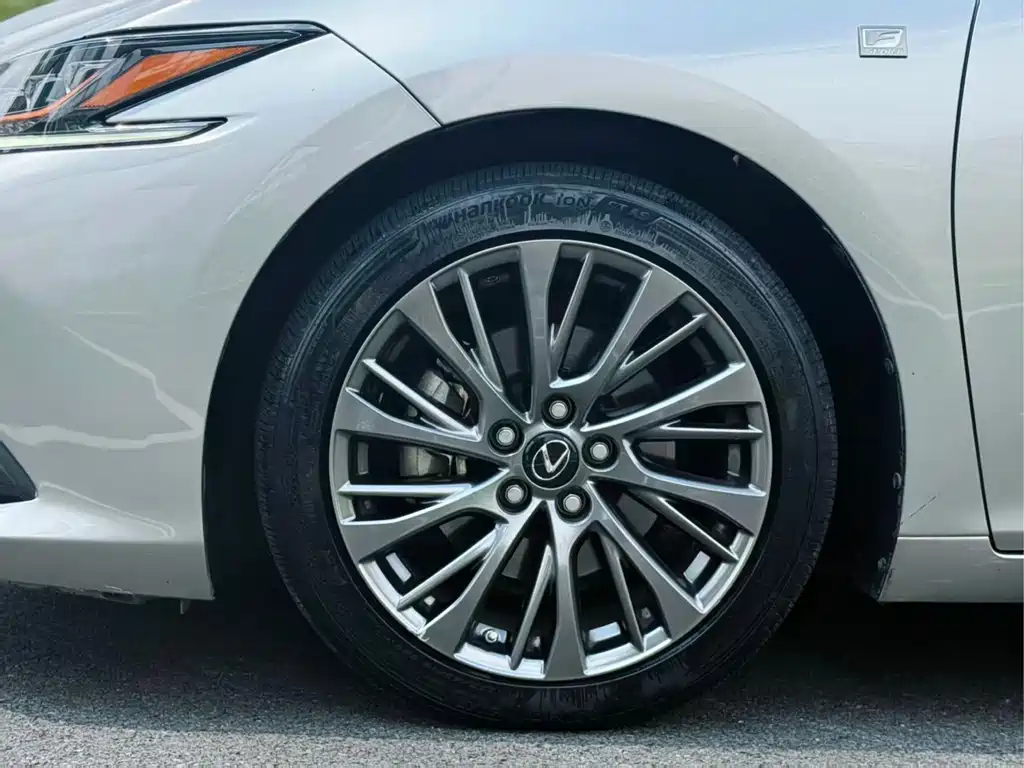 Lexus ES — фото 10