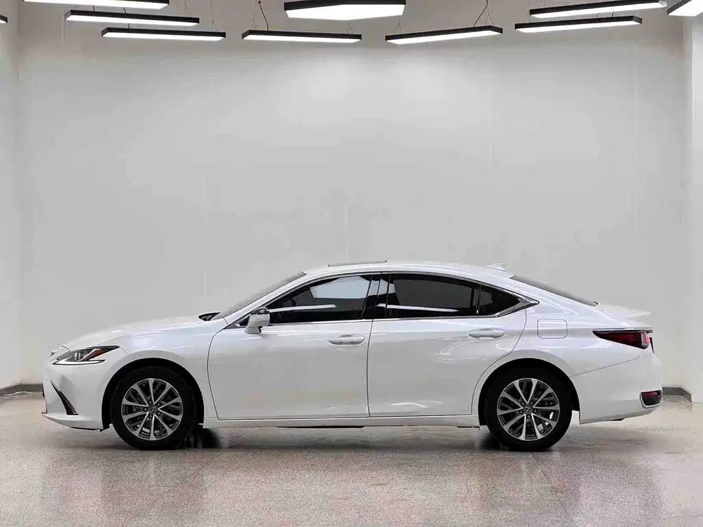 Lexus ES — фото 31