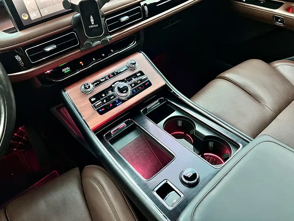 Lincoln Aviator — фото 11