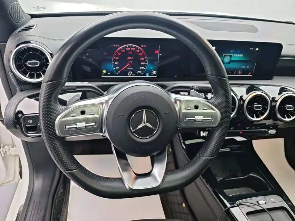 Mercedes-Benz A-Class — фото 11