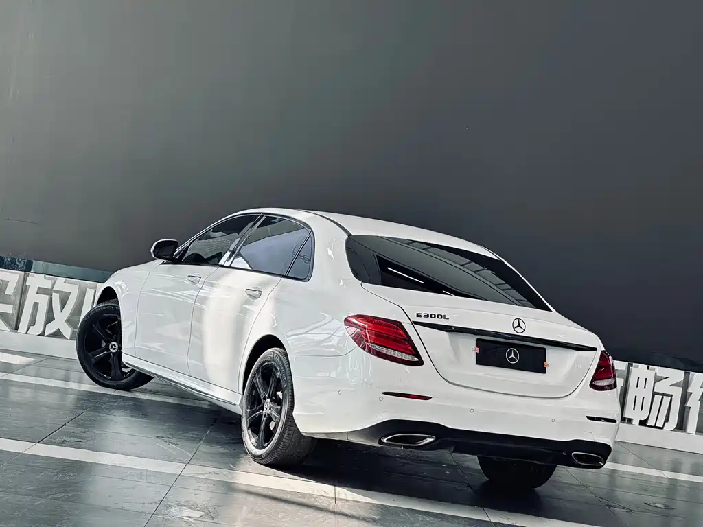 Mercedes-Benz E-Class — фото 4