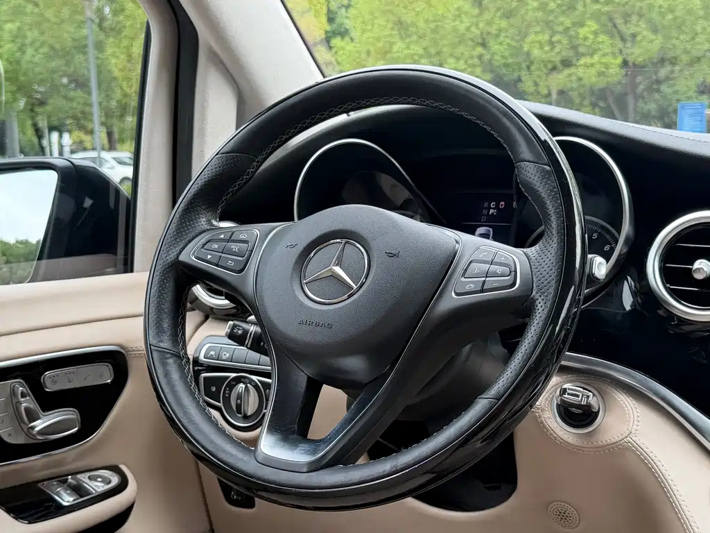 Mercedes-Benz V-Class — фото 14