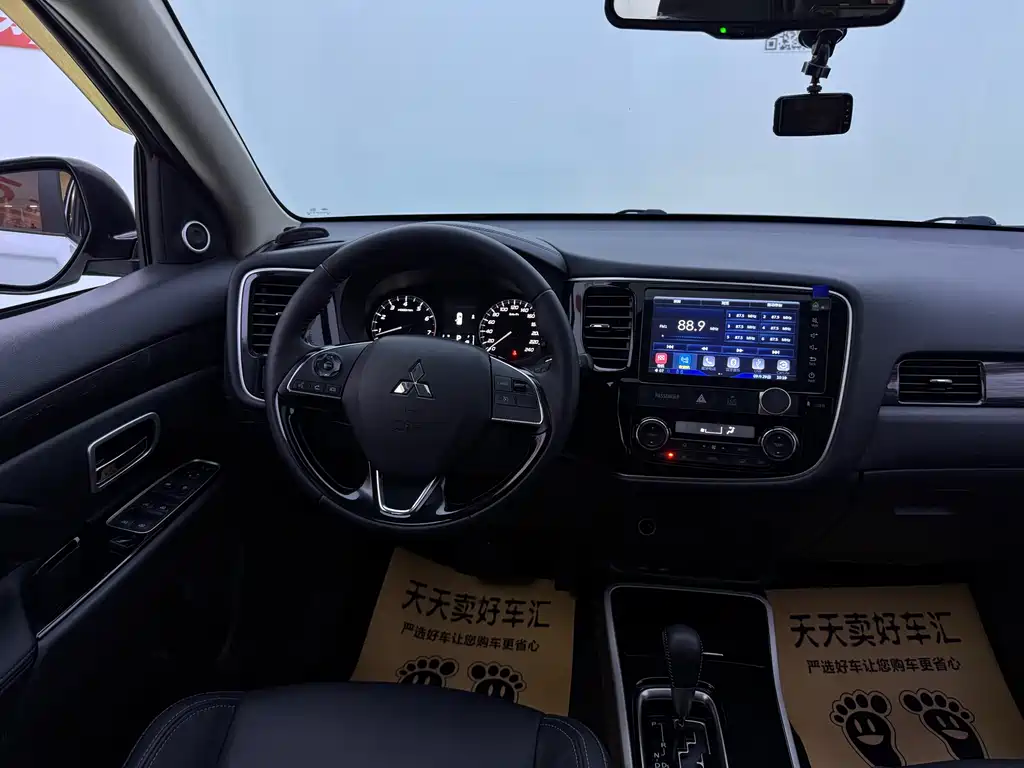 Mitsubishi Outlander — фото 9
