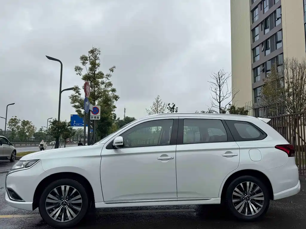 Mitsubishi Outlander — фото 14