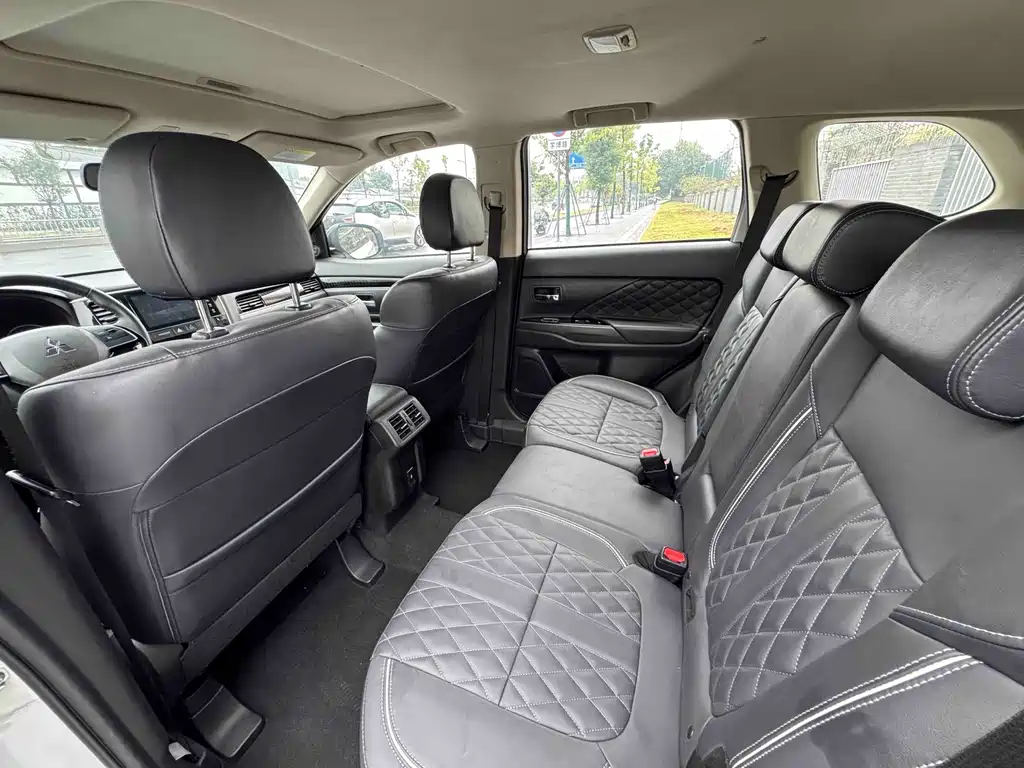 Mitsubishi Outlander — фото 10