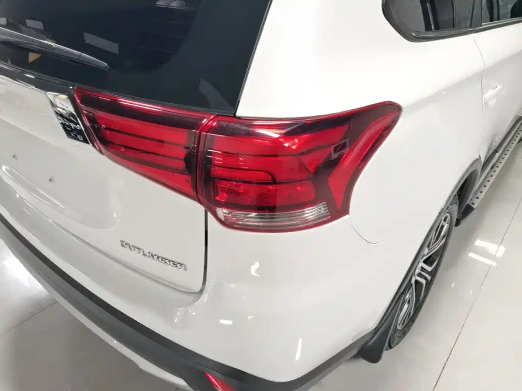 Mitsubishi Outlander — фото 8