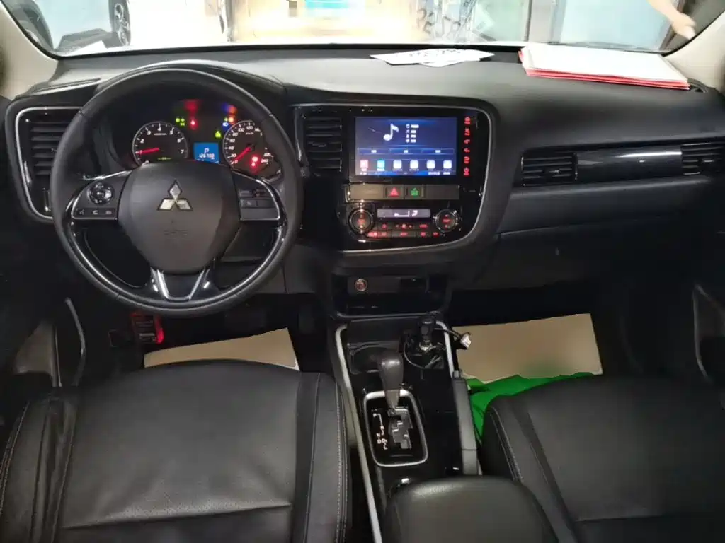 Mitsubishi Outlander — фото 10